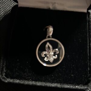 Elegant 14kt White Gold Pendant with Fleur-de-Lis Design